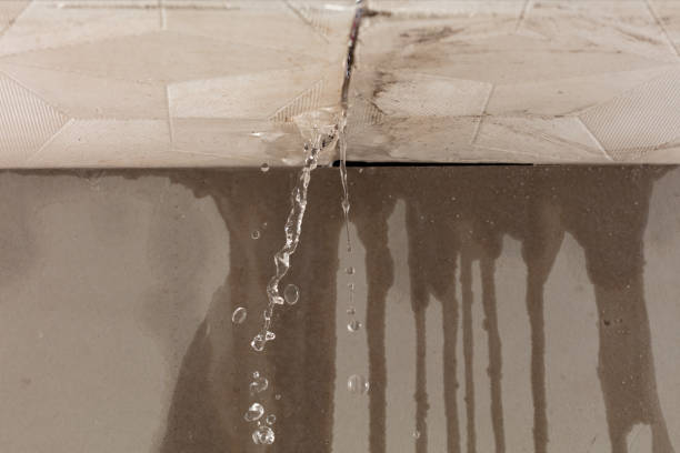 Professional Water Damage Repair technician working in Macomb, OK